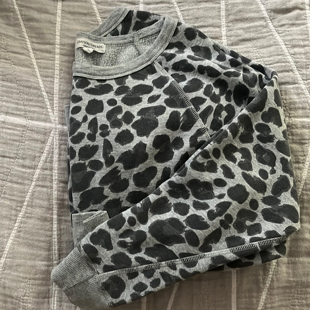 Grey cheetah print